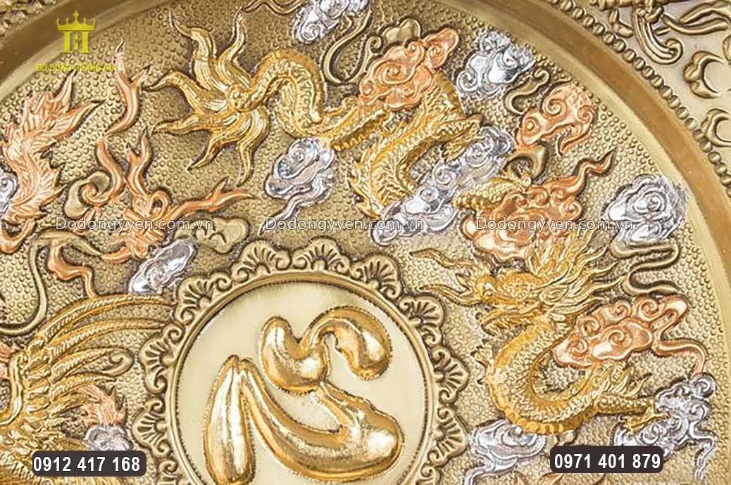 H&igrave;nh ảnh tứ linh được chạm th&uacute;c nổi chầu quanh chữ T&acirc;m